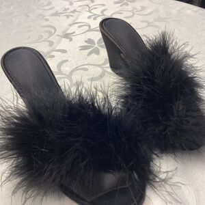 Dear foams. Fluffy slippers. Size 6 black sexy 💃💃💃💃💃💃🖤🖤🖤🖤🖤